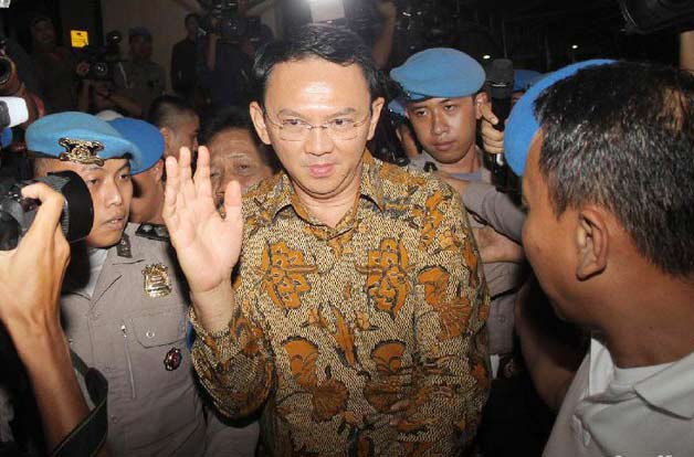 Gubernur Non aktif DKI Jakarta Basuki Tjahaja Purnama alias Ahok dikawal petugas usai menjalani pemeriksaan sebagai tersangka terkait penistaan agama, di Mabes Polri, Jakarta, Selasa (22/11). 