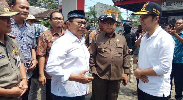 Bupati Blitar dan Forkopimda di TPS 07 Kuningan, Kanigoro meninjau pelaksanaan pemungutan suara.