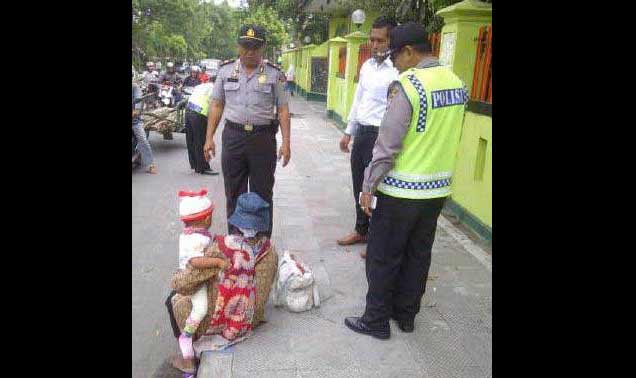 Salah satu gelandangan saat akan diamankan petugas kepolisian. (foto: dendi martoni/BANGSAONLINE)