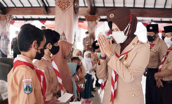 Wali Kota Batu Hj. Dewanti Rumpoko mengikuti upacara secara virtual bersama pengurus Kwarcab Pramuka Kota Batu di Pendopo Rumah Dinas Wali Kota Batu.