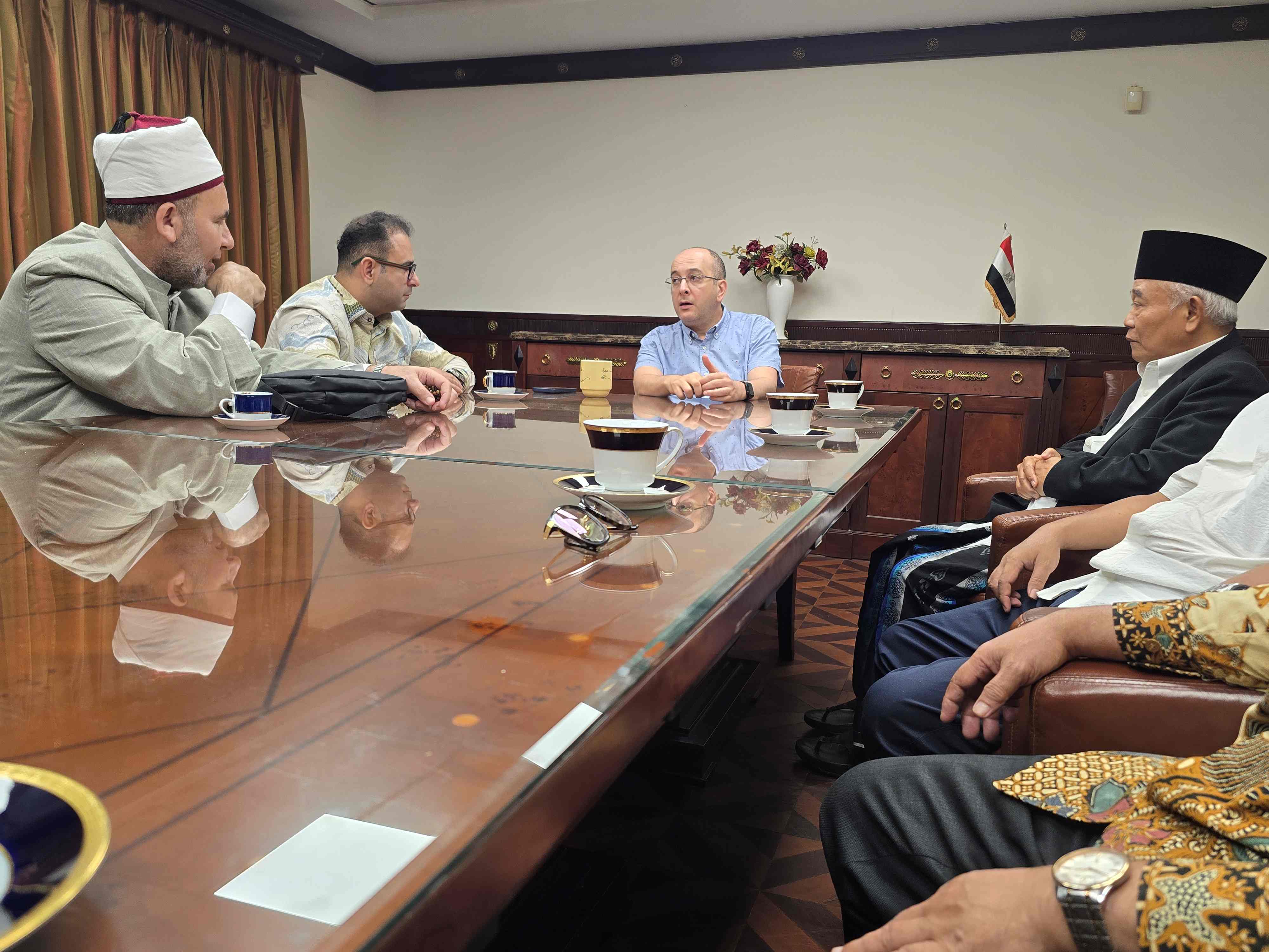 Prof Dr KH Asep Saifuddin Chalim, MA (paling kanan) saat diterima Duta Besar Mesir Yang Mulia (H.E.) Yasser Hassan Farag Elshemy (di ujung meja tanpa kopiah) dan Wakil Dubes Mesir, Dr. Amr Ahmad Mukhtar Abdul Hadi (nomor dua dari kiri) serta Syaikh Ahmad Muhammad Mabruk (pakai gamis paling kiri) di Kantor Keduaan Besar Mesir Jl. Teuku Umar No. 68, Menteng, Jakarta Pusat, Jumat (1/5/2026). Foto: bangsaonline