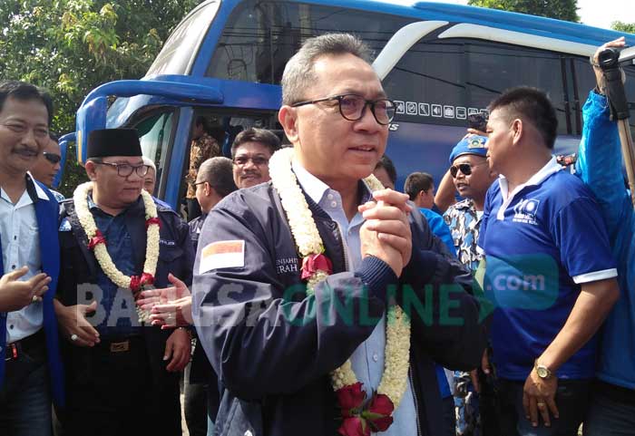 Zul Hasan disambut kader PAN saat berkunjung ke Blitar. foto: AKINA/ BANGSAONLINE