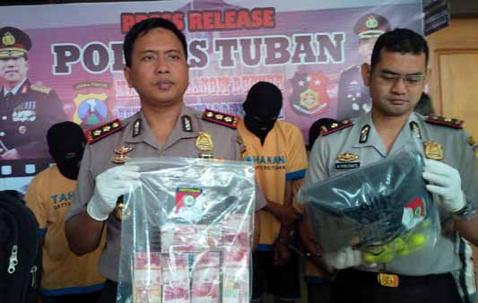 Kapolres Tuban AKBP Fadly Samad menunjukkan barang bukti berupa uang yang berhasil digondol.