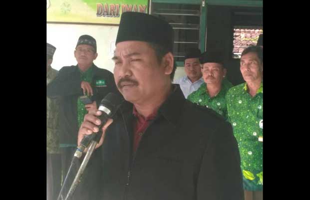 Anggota FPDIP DPRD Gresik Noto Utomo saat membuka cerdas cermat di MI Hidayatul Ummah Desa Kisik Kc.Bungah. foto: SYUHUD/ BANGSAONLINE