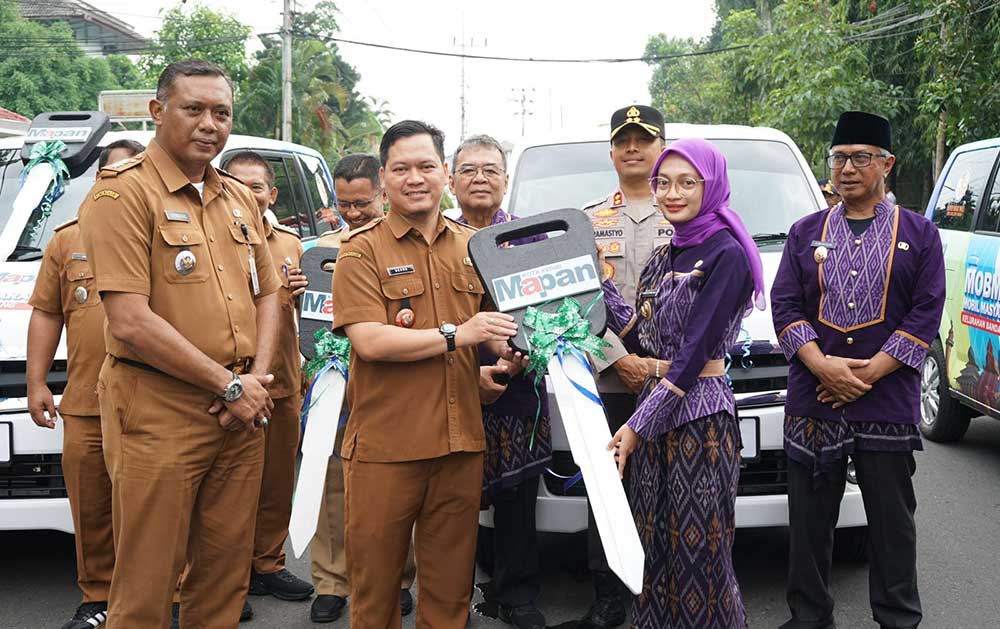 Wali Kota Kediri Vinanda Prameswati saat menyerahkan secara simbolis 3 mobil pelayanan masyarakat. Foto: Ist. 