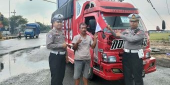 Sambut HUT ke-80 RI, Satlantas Polres Ngawi Bagikan Bendera Merah Putih kepada Pengendara