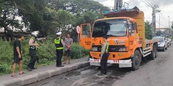 Satlantas Polres Pasuruan Tertibkan Truk Parkir Liar di Bundaran Apollo Gempol