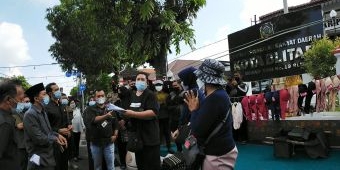 Beber Dagangan Berupa Bra dan CD, Pedagang Stadion Blitar Demo di Depan Gedung DPRD