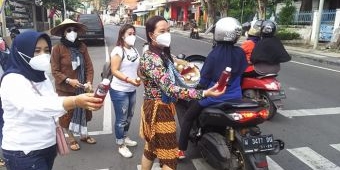 Dandan ala Mbok Jamu Gendong, Komunitas Ladies Scooter Gresik Kampanyekan Gemar Minum Jamu