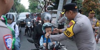Awali Operasi Patuh Semeru 2025, Satlantas Polres Blitar Kota Bagikan Helm dan Cokelat