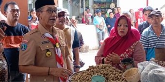 Sidak Pasar Kolpajung, Bupati Pamekasan Tegur Pedagang yang Jualan di Area Terlarang