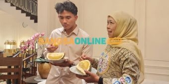 Jelang Musim Balap, Mario Aji Sambangi Kediaman Khofifah dan Disuguhi Durian Black Thorn Khas Blitar