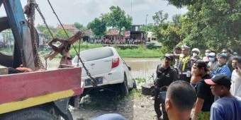 Mobil Ayla yang Tercebur dan Tenggelam di Sungai Bakungtemenggungan Sidoarjo Berhasil Dievakuasi