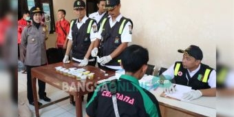 Pastikan Keselamatan Penumpang, Polres Ponorogo Tes Urine para Sopir Angkutan di Terminal Seloaji