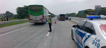 Mobil Tabrak Truk di Tol Pasuruan, 2 Orang Dilarikan ke Rumah Sakit
