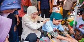 Di Pasar Baru Gresik, Khofifah Panen Dukungan dan Gelar Cek Kesehatan Gratis