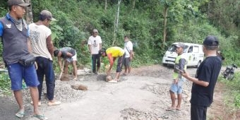 Jalan Penghubung Madiun-Nganjuk Rusak, Warga Durenan Gotong Royong Perbaiki Swadaya