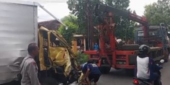 Adu Banteng Truk Pasir Vs Truk Ekspedisi di Jalan Raya Kediri-Nganjuk, Sopir Luka Parah