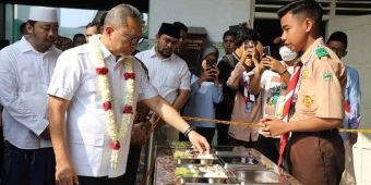 Persempit Kesenjangan Gizi, Menko Pangan dan Bupati Jombang Pantau Distribusi MBG