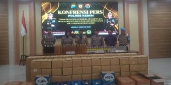Polres Kediri Grebek Gudang Penyimpanan Ribuan Botol Miras Ilegal di Wates