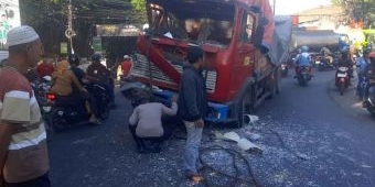 Langgar Larangan Jam Operasional, Dua Truk di Gresik Terlibat Adu Banteng