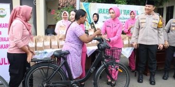 Wujud Kepedulian Ramadhan, Kapolres Mojokerto Kota dan Bhayangkari Turun Jalan Bagi Takjil Gratis