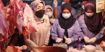Pastikan Bebas Formalin, Pemkab Mojokerto Ambil 284 Sampel Daging saat Sidak Pasar