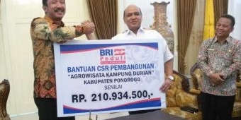 BRI Cabang Ponorogo Serahkan CSR Agrowisata untuk Kampung Durian di Desa Ngrogung