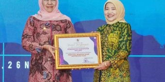 Khofifah Beri Penghargaan Pemkab Malang sebagai Pendukung Penguatan IKM Eksport