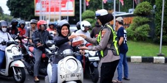 Gandeng Komunitas Driver Ambulans, Satlantas Polres Gresik Bagikan Takjil Gratis ke Pengendara