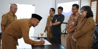 Pj Wali Kota Kediri Saksikan Penandatanganan Perjanjian Kerja Sama Pemanfaatan Data Kependudukan