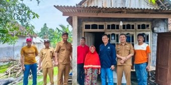 Dewan Kabupaten Mojokerto Hery Suyantoko Tinjau Rumah Warga Roboh Akibat Hujan Deras di Kemlagi
