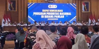 Gubernur Khofifah Instruksikan Kepala Daerah di Jatim Intensif Pantau Distribusi Beras Medium