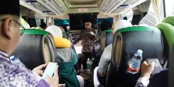 Lepas Keberangkatan CJH, Bupati Dhito Bekali Jemaah Sambal Pecel dan Titip Doa untuk Kediri