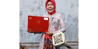 Guru MAN 2 Pamekasan Terima Satyalancana Karya Satya dari Presiden Prabowo