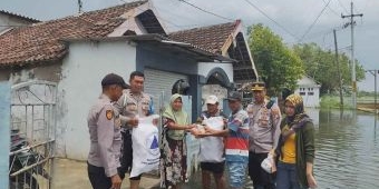 Polsek Beji Bersama Pemdes Kedungringin Salurkan 470 Paket Bansos untuk Warga Terdampak Banjir