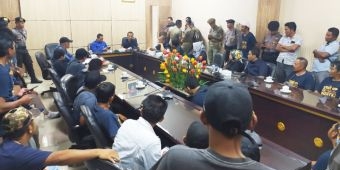 Puluhan Buruh PDP Kahyangan Geruduk DPRD Jember, Tuntut Raperda Penyertaan Modal Disahkan