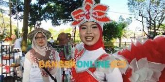 Kenakan Pakaian dari Limbah Plastik di Taman Hijau SLG, Gadis Kediri ini Beri Pesan Jaga Lingkungan