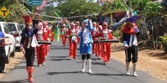 Marching Band Pelajar Kedungsalam Iringi Penutupan TMMD 106 Kodim 0818