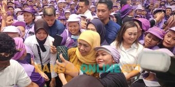 Khofifah Dielukan Pekerja saat Kunjungi 2 MPS di Ngawi