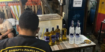 Polres Gresik Temukan Ratusan Botol Miras saat Razia Warung di Kawasan Pelabuhan