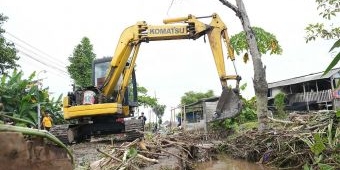 Pemkab Kediri Terjunkan Ekskavator untuk Bersihkan Bekas Banjir di Desa Sepawon