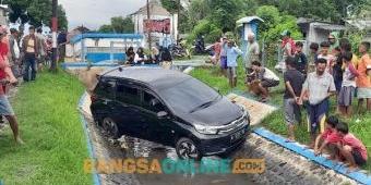 Sopir Hilang Kendali, Mobilio Hitam Nyemplung di Sungai Desa Tenggir Situbondo