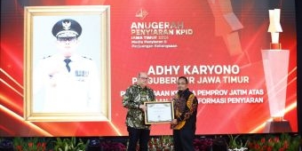 Pj. Adhy Karyono Dinobatkan Sebagai Kepala Daerah Peduli Penyiaran 2024 oleh KPID Jatim