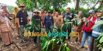 Usai Diterjang Puting Beliung, Pemdes Duwet Kediri Gelar Tanam Pohon di Area Sumber Manten