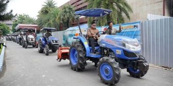 Bupati Kediri Kembali Serahkan Bantuan Alat Mesin Pertanian dan Benih Padi ke Petani