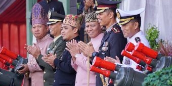 Pimpin Upacara HUT ke-80 RI, Wali Kota Pasuruan Serahkan Remisi dan Akte Kelahiran
