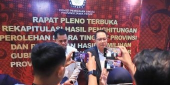 Pj Gubernur Jatim Tinjau Langsung Rekapitulasi Hasil Hitung Suara Pilkada Tingkat Provinsi