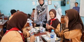 Walkot Vinanda Tinjau MBG di SMP Negeri 8 Kota Kediri