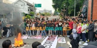 Tuntut Evaluasi MBG, Ratusan Mahasiswa Gabungan Gelar Aksi Demo di Kantor DPRD Kabupaten Kediri